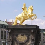 der_goldene_reiter_von_dresden Der Goldene Reiter hält vor dem Zugang zur Dresdener Altsstadt wache.